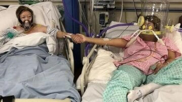 Sostiene la mano de su madre antes de morir por Covid-19