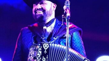 El vocalista de ‘Intocable dice que recibió vacuna por sus “palancas”