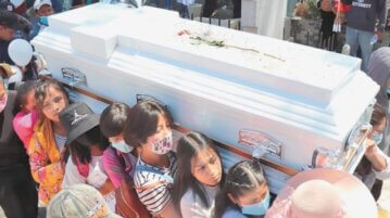 Compañeras de clase cargan ataúd de Wendy Yoselin, joven hallada muerta en canal de aguas negras