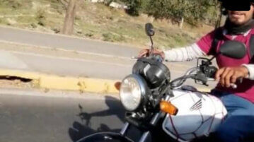 Repartidor de #Tepic choca un auto y se va (VIDEO)