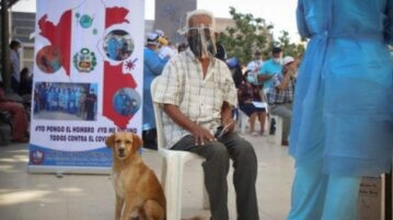 Anciano de 85 años recibe vacuna acompañado de su perro