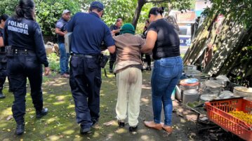 Arrestan a hombre que tenía a su mamá de 96 años encerrada